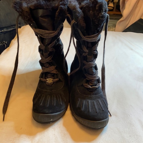 Timberland boots. Great for winter weather. Worn once. Perfect condition - Picture 2 of 6